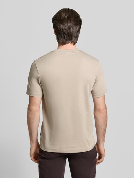 Männermodel trägt T-Shirt mit Label-Stitching Modell 'Priamo' von JOOP! Collection in Beige, reine Baumwolle, Rückansicht, Ganzkörperansicht.