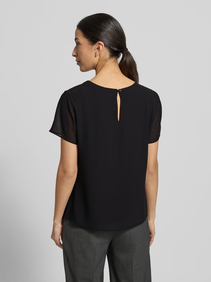 Frauenmodel trägt Regular Fit Blusenshirt mit semitransparenten Ärmeln von s.Oliver BLACK LABEL in Schwarz, Ganzkörperansicht Rückansicht.