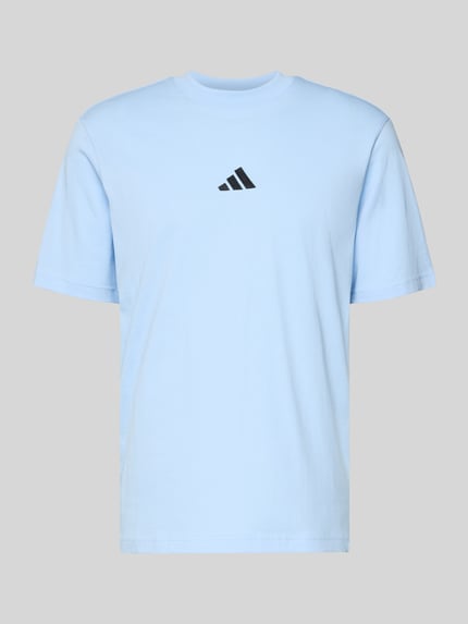 Produktfoto, jasnoniebieski Męski t-shirt z bawełny, krój regular fit, okrągły dekolt, detal z logo, długość tyłu 74 cm, adidas Sportswear.
