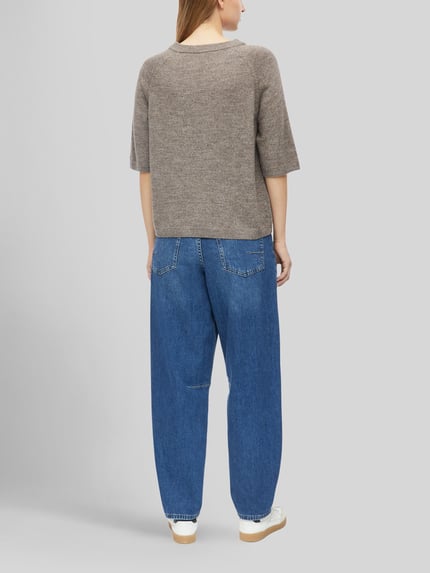 Vrouwenmodel draagt Relaxed Fit Pullover met alpaca-aandeel van s.Oliver RED LABEL in bruin, rechte vormen, ruwe textuur, volledig zicht van achteren