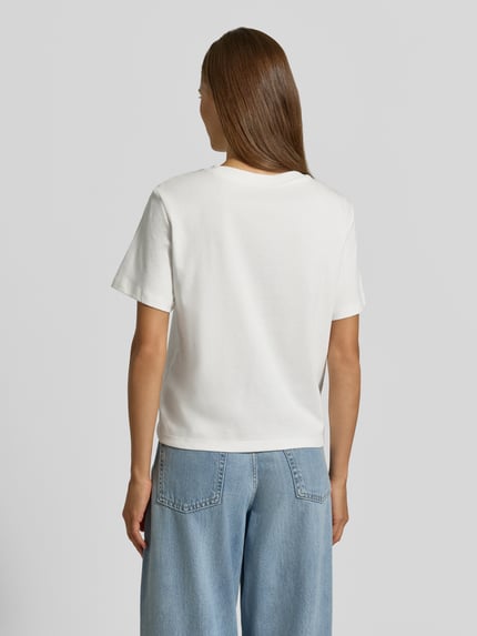 Vrouwenmodel draagt Regular Fit t-shirt van puur katoen van s.Oliver RED LABEL in effen wit met gladde textuur, volledige lichaamsweergave achteraan.