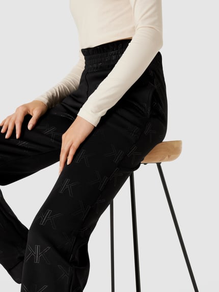 Kendall & Kylie Sweatpants mit Allover-Logo Modell 'EMBOSSED' Black 3