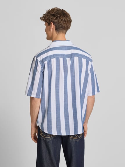 Männermodel trägt Relaxed Fit Freizeithemd aus reiner Baumwolle Modell 'TES' von Only & Sons, Optik:Allover-Muster, Gestreift, Ganzkörperansicht Rückansicht