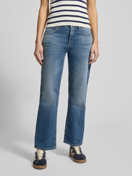 Frauenmodel trägt Flared Jeans mit 5-Pocket-Design Modell 'GINI' von Cambio aus Baumwoll-Elasthan-Mix, mittleres Blau, Ganzkörperansicht von vorne