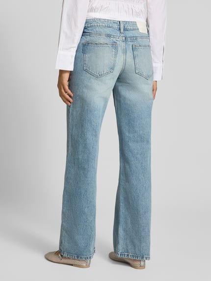 Frauenmodel trägt Wide Fit Jeans aus reiner Baumwolle Modell 'Boss babe' von Gina Tricot, hellblau, 5-Pocket, Ganzkörperansicht Rückansicht.