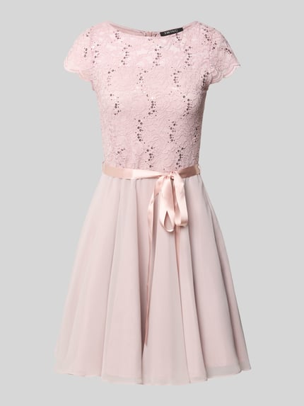 Produktfoto, Cocktailkleid mit Spitzenbesatz und Bindegürtel van SWING in lichtroze, A-lijn minijurk, mix van materialen met stretch, pailletten, satijnen ceintuur.