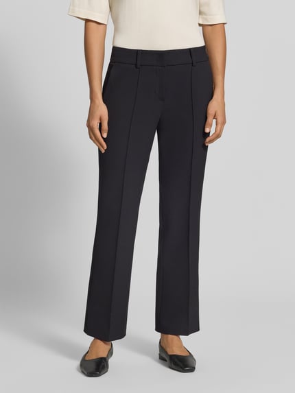 Frauenmodel trägt Regular Fit Schmale Hose mit Viskose-Baumwoll-Anteil Modell 'FARAH' von CAMBIO, dunkles Blau, glatte Struktur, Ganzkörperansicht von vorne, Damen Schmale Hose von CAMBIO.