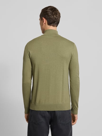 Męski model nosi Regular Fit troyer z bawełny Model 'BERG' od SELECTED HOMME, efekt: jednolity kolor, prążkowana dzianina, widok z tyłu