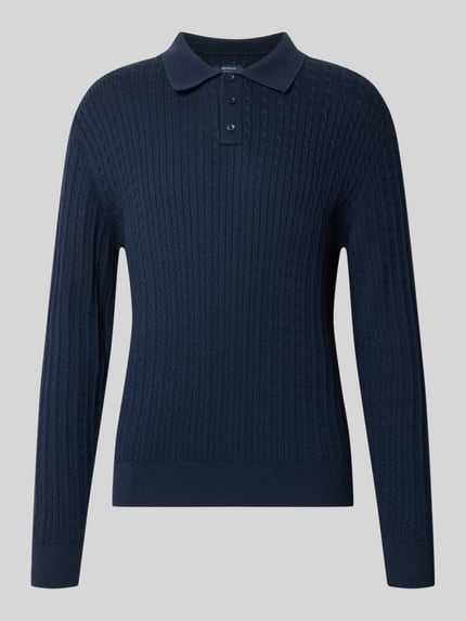 Produktfoto, Strickpullover mit Polokragen und kurzer Knopfleiste von MCNEAL, bawełna, krój regular fit, Ścieg warkoczowy, prążkowane wykończenia, długość tyłu w rozmiarze M: 71 cm, długość rękawa w rozmiarze M: 78 cm