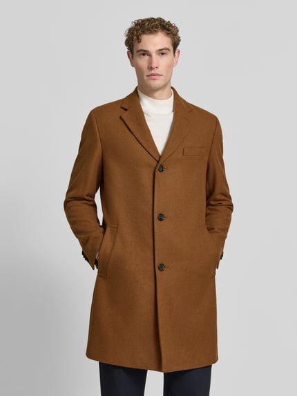 Männermodel trägt Slim Fit Mantel mit Reverskragen von HECHTER PARIS aus wolmix in bruin met steekzakken en knoopsluiting, Ganzkörperansicht von vorne. Ruglengte maat 50: 98 cm, schouderbreedte: 45 cm, borstwijdte: 54 cm, mouwlengte: 68 cm.