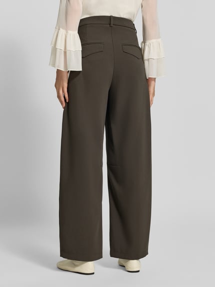 Vrouwenmodel draagt Barrel Leg broek met viscose van CAMBIO, effen kleuren, barrel fit, labelapplicatie, klepzak, webware, geheellichaamsaanzicht achteraan.