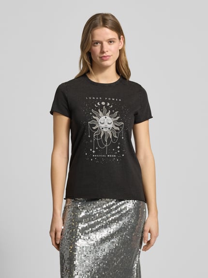 Vrouwenmodel draagt Regular Fit T-shirt uit puur katoen Model 'LUCY' van ONLY, look: effen, motiefprint, zwarte jersey, ronde hals, korte mouw, rolzoom, voorkant volledig zichtbaar, opname van voren