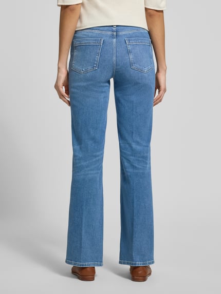 Kobiece model prezentuje Straight Fit Jeans mit Gesäßtaschen Modell 'Carie' od Someday w jasnoniebieskim kolorze, elastyczna bawełna, proste nogawki, kieszenie z tyłu i z przodu, zapięcie na guzik i zamek, szerokość w rozmiarze 36: 36 cm, długość nogawki wewnętrznej w rozmiarze 36: 80 cm, widok całej sylwetki z tyłu.