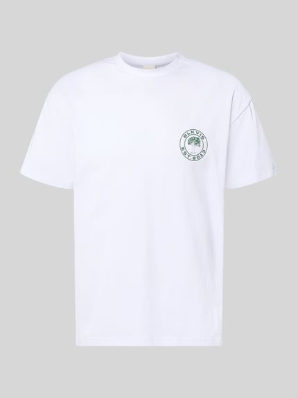 Produktfoto, weißes T-Shirt mit Logo und Rundhalsausschnitt von BLKVIS, Reine Baumwolle, Regular-Fit, Rückenlänge 70 cm bei Größe M.