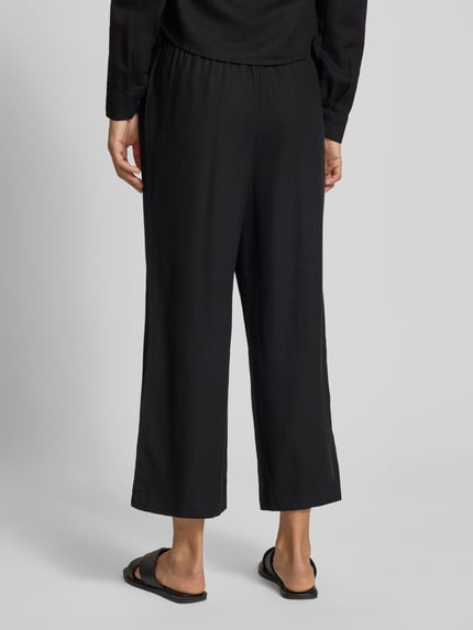 Frauenmodel trägt Weite Hose aus Viskose-Leinen-Mix Modell 'GOA' von Only, Optik: Unifarben, Ganzkörperansicht Rückansicht.