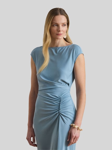 Modelka prezentuje sukienkę midi z marszczeniami w talii 'Midikleid mit gerafften Falten in der Taille' od Lauren Ralph Lauren, efekt: jednolity kolor, krój podkreślający figurę, długość midi, dekolt w łódkę, jednokolorowy materiał, gładka faktura, widok: półzbliżenie na górną część ciała.