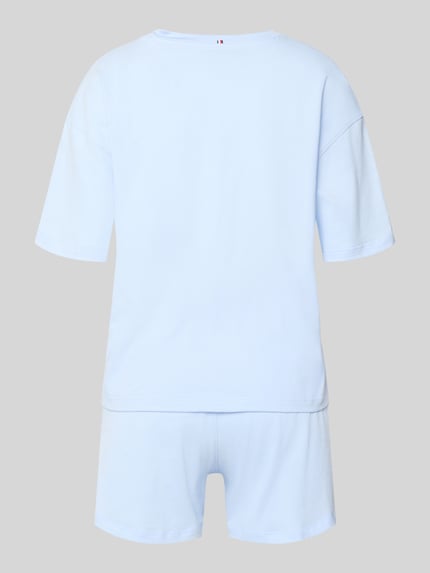 Frauenmodel trägt Regular Fit Pyjama aus reiner Baumwolle von TOMMY HILFIGER, Optik: Unifarben, Zweiteiler, Ganzkörperansicht Rückansicht.