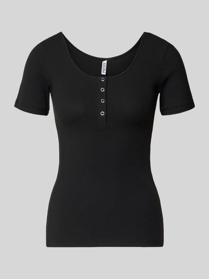 Productfoto, Slim Fit T-shirt uit bio-katoenmengsel model 'KITTE' van Pieces, effen zwart, ribtextuur, korte mouwen, U-boothals, henley.