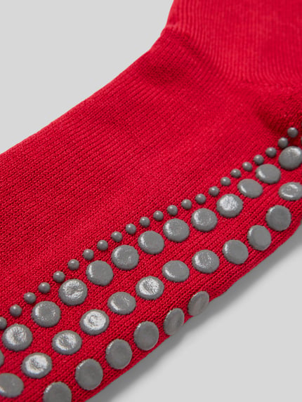 Produktfoto, Socken mit geripptem Abschluss von Falke in Rot mit Baumwoll-Woll-Mix, Stretch-Anteil, Anti-Rutsch-Besatz, strukturierte Oberfläche.