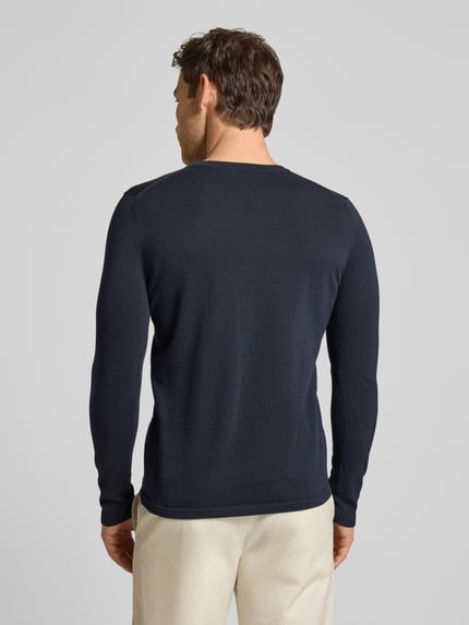 Männermodel trägt Slim Fit Pullover in Strick-Optik Modell 'Mino' von Drykorn in Dunkelblau aus Reine Baumwolle, Rückenlänge 72 cm, Ärmellänge 70 cm, Rundhalsausschnitt, Ganzkörperansicht Rückansicht.