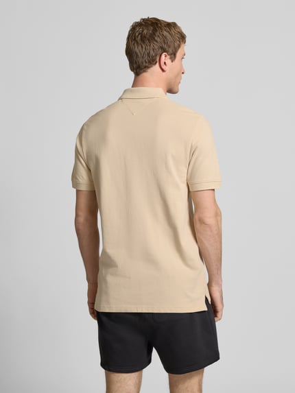 Mannelijk model draagt Regular Fit Poloshirt uit puur katoen van Tommy Jeans, look: effen, piquéstructuur, korte mouw, rompzoom met zijsplitten, logostitching, polokraag, Ganzkörperansicht Rückansicht.