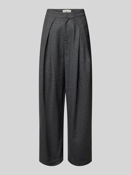 Produktfoto, Relaxed Fit Stoffhose mit Woll-Anteil von LOLLYS LAUNDRY, grauer Material-Mix mit Kellerfalten, strukturierte Oberfläche.