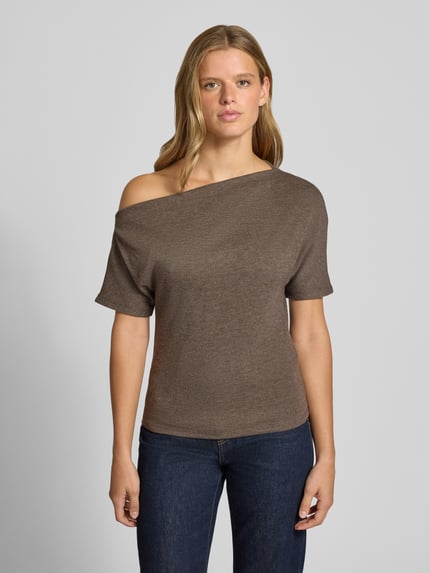 Frauenmodel trägt Regular Fit T-Shirt mit Viskose-Anteil Modell 'SILLY' von ONLY in Braun, glatte Struktur, Damen T-Shirt, Ganzkörperansicht von vorne.