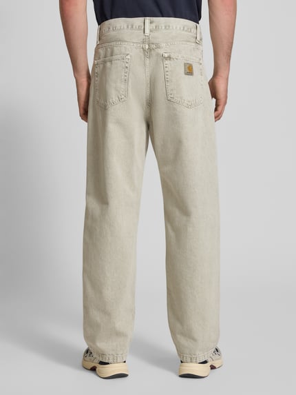 Männermodel trägt Jeans mit Eingrifftaschen Modell 'Landon' von Carhartt Work In Progress, Relaxed-Fit, Reine Baumwolle, Ganzkörperansicht Rückansicht.