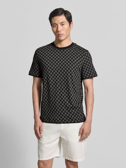 Mannelijk model draagt T-shirt met logo-motief en ronde hals van JOOP! collectie, mix van katoen en lyocell, regular fit, ruglengte maat M 69 cm, geheel vooraanzicht.