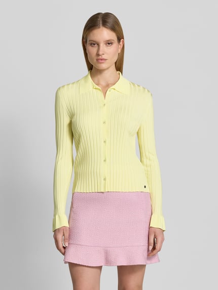 Frauenmodel trägt Strickjacke aus Viskose-Mix mit Umlegekragen von Marc Cain, Slim-Fit, Ripp-Optik, Knopfleiste, Ganzkörperansicht von vorne, Damen.