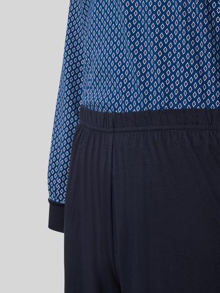 Productfoto, Regular Fit Pyjama aus reiner Baumwolle von GÖTZBURG 1889 in donkerblauw met wit geometrisch all-over look, pyjamabovendeel met borstzak en labelstitching, pyjamabroek met elastische band, puur katoen, regular fit.