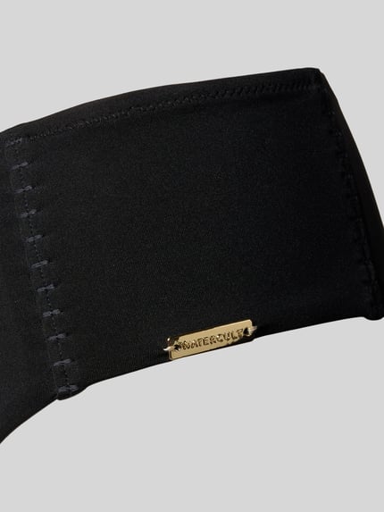 Produktfoto, Bikinihose mit elastischem Bund und Label-Detail von WATERCULT, schwarzer Material-Mix mit Stretch-Anteil, glatte Textur, körpernahe Passform