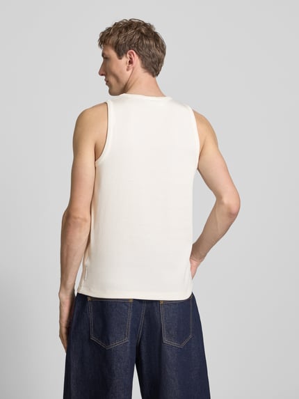 Männermodel trägt Slim Fit Tank Top aus Baumwoll-Mix von Marc O'Polo Denim in Unifarbe, Rippstrick, breite Träger, Ganzkörperansicht Rückansicht.