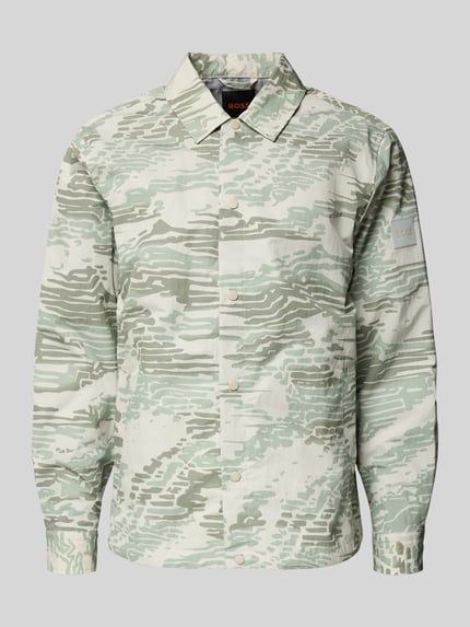 Produktfoto, Regular Fit Hemdjacke mit Rumpftunnelzug Modell 'LELDON' von BOSS Orange im Allover-Camouflage-Muster mit Druckknöpfen, Label-Stitching, Rückenpasse mit Cacharel-Falte, langen Ärmeln mit Manschetten und seitlichen Eingrifftaschen.