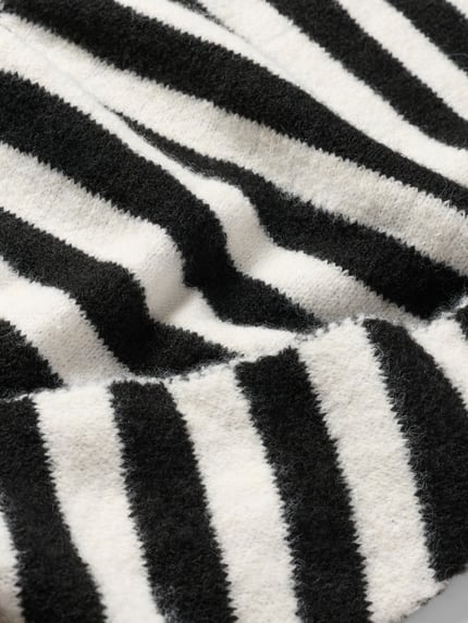 Produktfoto, Schal mit Woll-Anteil Modell 'Happy' von Kurt Beines, schwarz-weiße Streifen, Strick-Optik, elastischer Material-Mix, Detailaufnahme