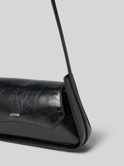 Produktfoto, Shoulder Bag in Leder-Optik Modell 'Xena' van GUESS, zwart glanzend oppervlak met logodetail, magneetsluiting, verstelbare schouderband, afmetingen maat 1: breedte 22 cm, lengte 12 cm, diepte 7 cm, schouderbandlengte 70 cm