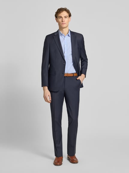 Männermodel trägt Slim Fit Business-Hemd aus Baumwolle mit Kentkragen von Jake*s, hellblau gestreift, kombiniert mit Anzug, Ganzkörperansicht von vorne. Rückenlänge 79 cm, Schulterbreite 47 cm, Ärmellänge 24 cm, reine Baumwolle, Halbarm, Knopfleiste.