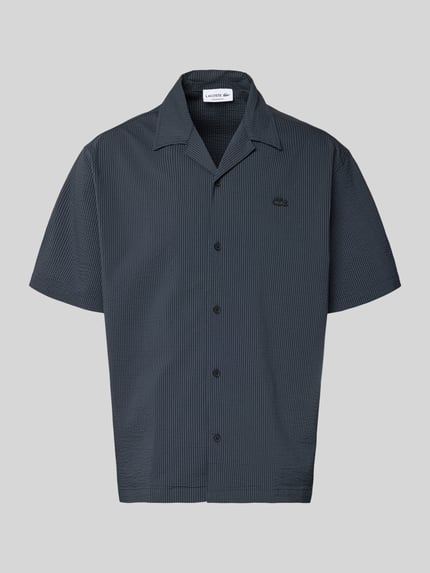 Produktfoto, Relaxed Fit Freizeithemd aus reiner Baumwolle von Lacoste in dunkler Denim-Optik, kurzarm, Resortkragen, Label Patch, crinkle Struktur