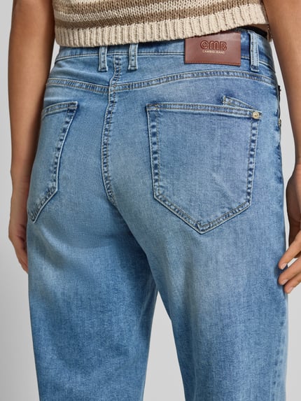 Frauenmodel trägt Straight Fit Jeans aus Baumwoll-Mix Modell 'GAIA' von CMR, 5-Pocket-Design, Denim-Optik, Nahaufnahme Rückansicht.