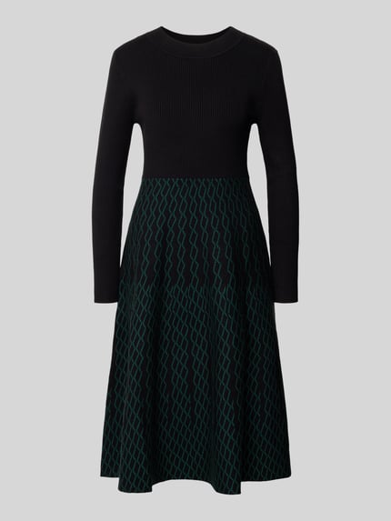 Produktfoto, Knielanges Kleid mit Rundhalsausschnitt von Apricot, zwart en donkergroen, Viscosemix, getailleerd model, Knielengte, ronde hals, ruglengte maat S: 107 cm, borstwijdte maat S: 35 cm, mouwlengte maat S: 63 cm