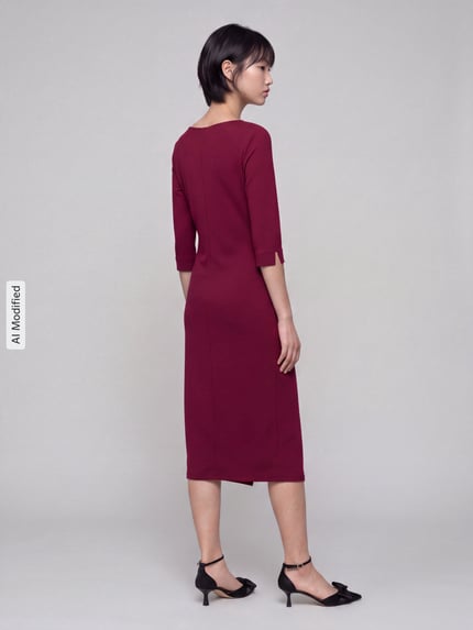 Frauenmodel trägt Tailliertes Businesskleid aus Modal-Mix von Tom Tailor in Dunkelrot, glatte Struktur, Ganzkörperansicht Rückansicht, KI-modifiziertes Bild.