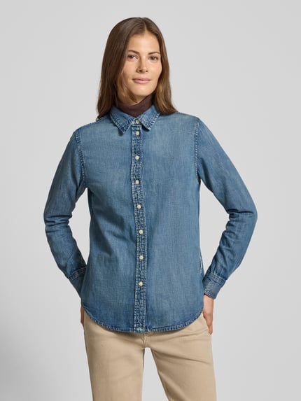 Frauenmodel trägt Regular Fit Jeansbluse Modell 'JAMELKO' von Lauren Ralph Lauren aus reiner Baumwolle, mittleres Blau, Hemdblusenkragen, Knopfleiste, Ganzkörperansicht von vorne.