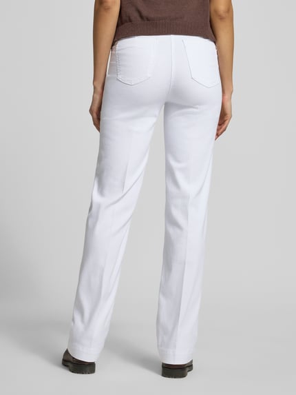 Frauenmodel trägt Damen Wide Leg Jeans mit Eingrifftaschen Modell 'Jenny' von TONI, weiß, Baumwoll-Lyocell-Mix, Ganzkörperansicht Rückansicht.
