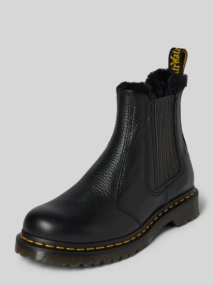 Productfoto, Chelsea Boots uit echt leer model 'Leonore II' van Dr. Martens, zwart met afgeronde vorm, profielzool, bontvoering, elastisch inzetstuk, hakhoogte 4 cm, schachthoogte 14 cm, schachtwijdte 10 cm