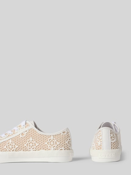 Produktfoto, Sneaker mit Logo-Detail Modell 'Carey' von Guess in Beige und Weiß, abgerundete Passform, profilierte Sohle, Textur Mesh, für Damen