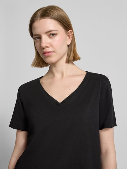 Vrouwenmodel draagt Relaxed Fit T-Shirt uit pure katoen van s.Oliver RED LABEL, melange look, V-hals, korte mouwen, jerseystof, nahaufnahme bovenlichaam.