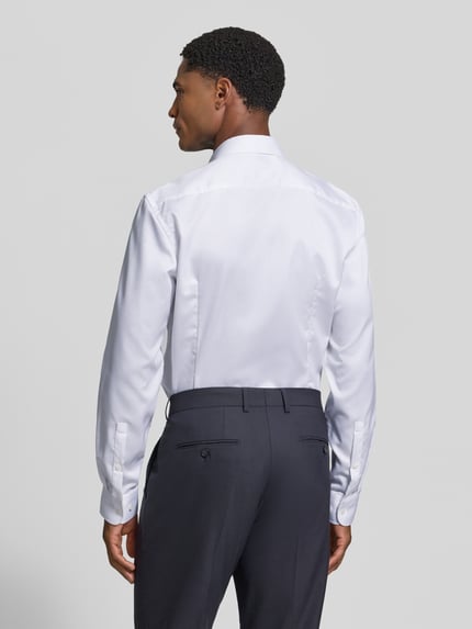 Männermodel trägt ein weißes Super Slim Fit Businesshemd in Premiumqualität von Jake*s, glatte Struktur, Ganzkörperansicht Rückansicht.