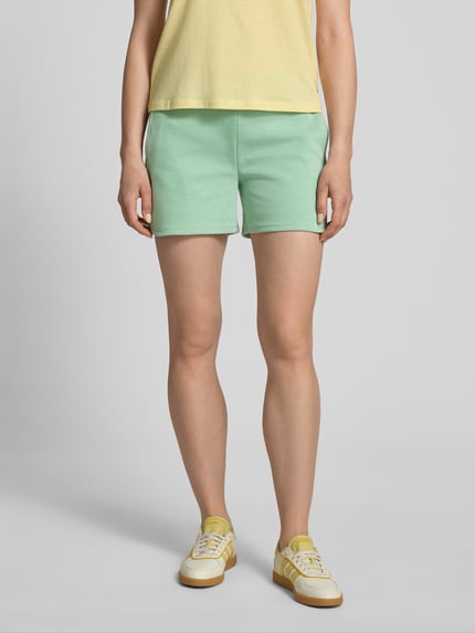 Frauenmodel trägt Shorts mit elastischem Bund Modell 'KATE PIQUE' von ICHI aus Baumwoll-Mix, Regular-Fit, mintgrün, Ganzkörperansicht von vorne.