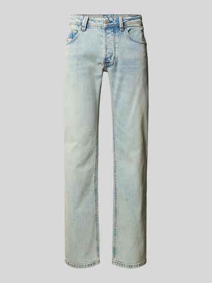 Produktfoto, Straight Fit Jeans aus mieszanka bawełny von Diesel, jasnoniebieskie, 5 kieszeni, detal z logo, zapięcie na guzik i zamek błyskawiczny, Długość wewnętrzna nogawki 81 cm, Szerokość w rozmiarze 41 cm
