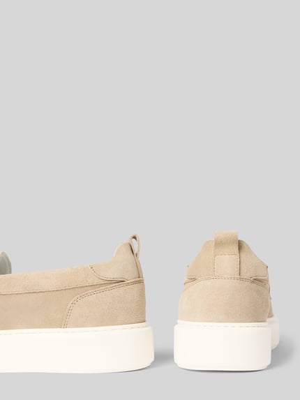 Produktfoto, Loafer met label-detail model 'ROWAN' van Antony Morato, echt leder, afgeronde neus, beige kleur, gestructureerde witte zool.